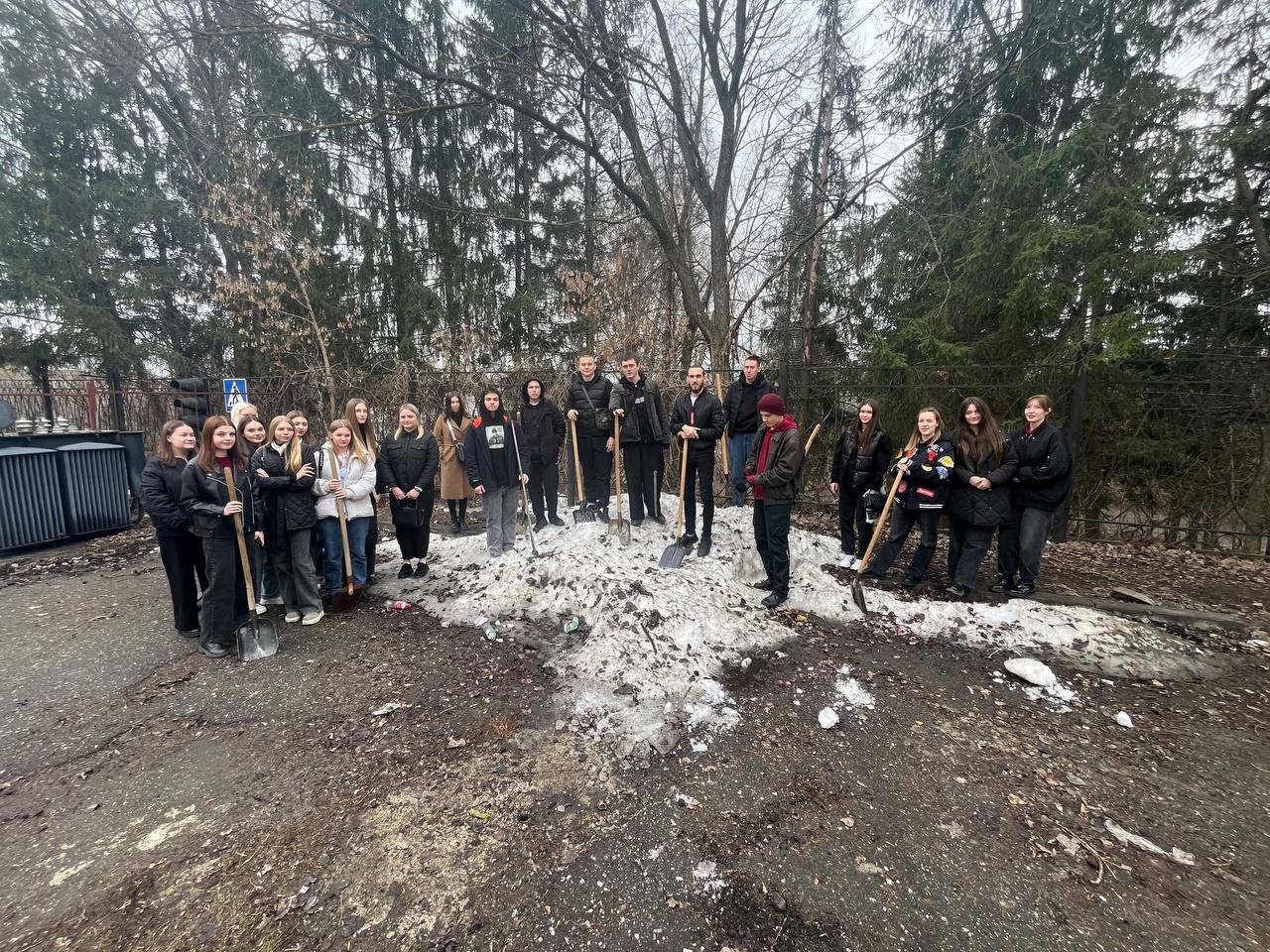 Студенты 3 курса специальности Экономическая безопасность приняли участие в уборке территории у 9 корпуса ПГУ