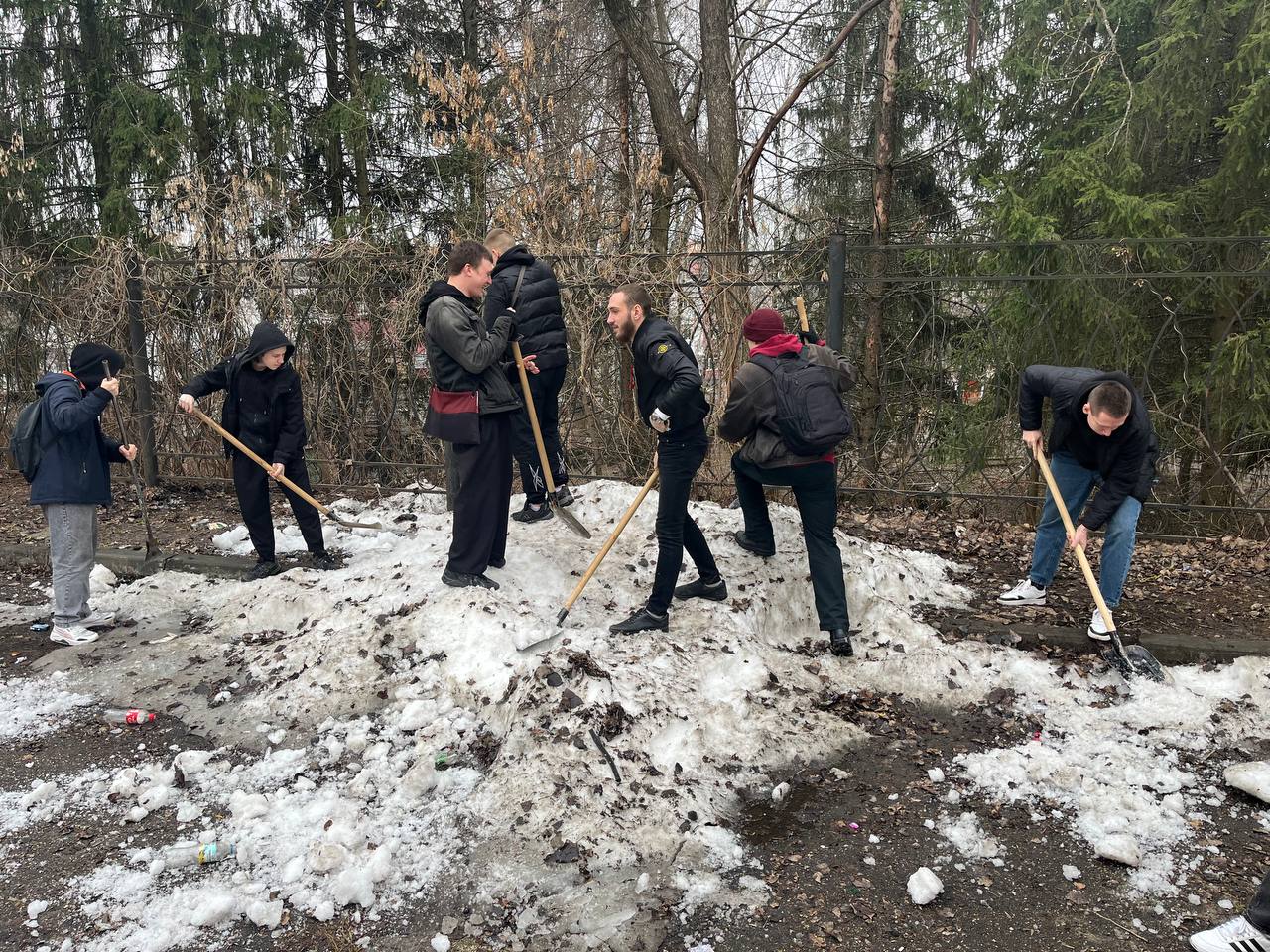 Студенты 3 курса специальности Экономическая безопасность приняли участие в уборке территории у 9 корпуса ПГУ